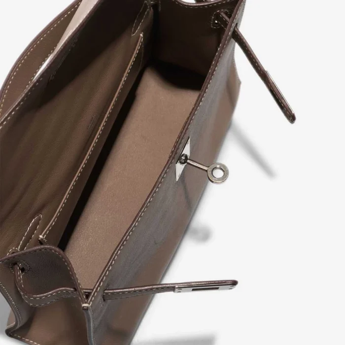 Artisan-Grade Hermès Dupes Kelly Pochette Swift Etoupe PHW - Replica Handbags - Image 6