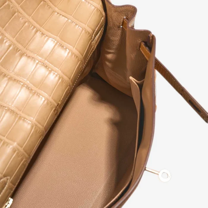 Hermès Replica Kelly 32 Grand Mirage Ostrich/Niloticus Lizard/Matte Alligator Poussiere/Toffee PBHW - DLF - Image 5