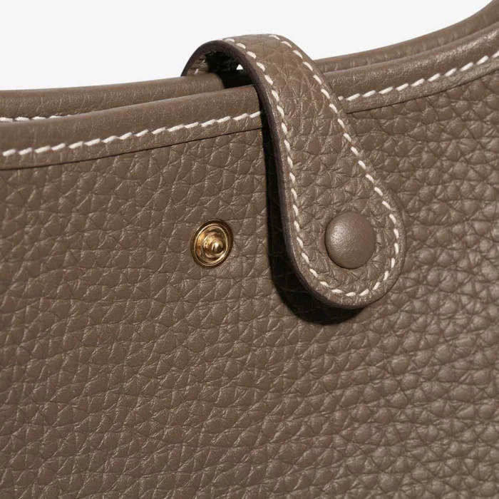Mirror Quality Hermès Replicas Evelyne 16 Taurillon Clemence Etoupe/Bleu Indigo GHW - DLF - Image 6